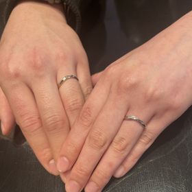 【ケイウノ ブライダル(K.UNO BRIDAL)の口コミ】 お互いに毎日付けられるようにシンプルなデザインを探していました。シン…