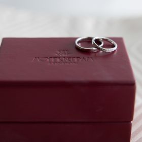 【モニッケンダム(MONNICKENDAM)の口コミ】 ダイヤモンドがキラキラ輝いていて指が細く見えます。
イニシャルや、入籍…