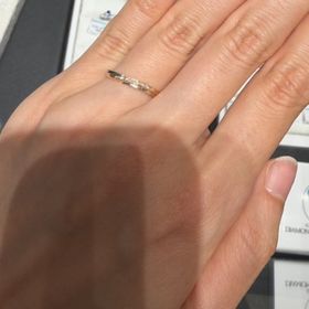 【銀座ダイヤモンドシライシの口コミ】 一見するとストレートですが、斜めに切れ込みがかかっており、ダイヤモン…