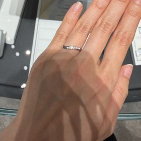 【銀座ダイヤモンドシライシの口コミ】 はじめに見たものと、ウェーブの形が若干異なるものでした。パッと見は同…