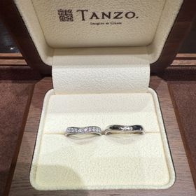 【TANZO.(鍛造指輪)の口コミ】 ちょうどいい具合のV字で、ミルグレインが入ったハーフエタニティが希望で…
