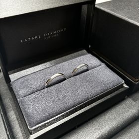 【ラザール ダイヤモンド(LAZARE DIAMOND)の口コミ】 ウェーブのデザインで指が細長く見えるところが気に入りました。
男性の方…
