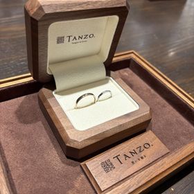 【TANZO.(鍛造指輪)の口コミ】 ジャンパンゴールドとプラチナのミル打ちの結婚指輪。
ダイヤモンドも入れ…