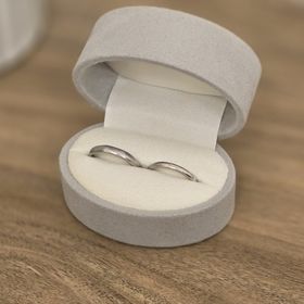 【uchimari(ウチマリ)の口コミ】 地金はプラチナ、形は指に馴染みやすいやわらか八角形、仕上げは鏡面仕上…