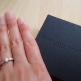 【ラザール ダイヤモンド(LAZARE DIAMOND)の口コミ】 婚約指輪によくあるデザインですが、中心のダイヤモンドに向かって徐々に…