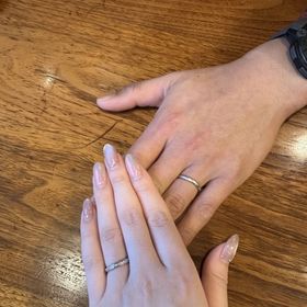 【銀座ダイヤモンドシライシの口コミ】 シンプルで、ダイヤが流れるデザインに一目惚れしました。ダイヤモンドが…