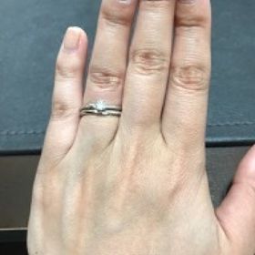 【俄(にわか)の口コミ】 セットリングということもあり、つけたときの2つのリングの重なり方やデザ…