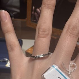 【銀座ダイヤモンドシライシの口コミ】 斜めに入ったミル打ちと、ダイヤの並びが気に入りました。ミル打ちの間に…