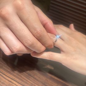 【RosettE(ロゼット)の口コミ】 ダイヤがすごい光っていてデザインがとても可愛いです。
ダイヤの周りもキ…