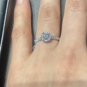 【銀座ダイヤモンドシライシの口コミ】 国内外沢山のブランドと悩みましだか、予算内でダイヤの品質を落とさずに…