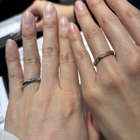 【アイプリモ(I-PRIMO)の口コミ】 デザインが他のものとは違い一回りにラインが入っています。指輪がどの角…