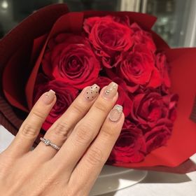 【アイプリモ(I-PRIMO)の口コミ】 真ん中に大きなダイアとその周りに小さなダイアが散りばめられていて、一…