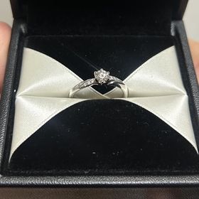 【エクセルコダイヤモンド(EXELCO DIAMOND)の口コミ】 緩やかにウェーブがかかっており、どんな指の人にも合いやすいと思います…