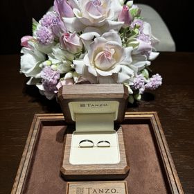 【TANZO.(鍛造指輪)の口コミ】 真ん中が丸く膨らんでいて、上面が平らな形です
ベーシックで飽きにくいよ…