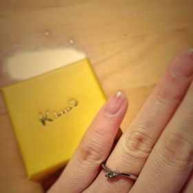 【ケイウノ ブライダル(K.UNO BRIDAL)の口コミ】 ブイラインの為、指が細く見えます。また婚約指輪はダイヤが大きいものが…