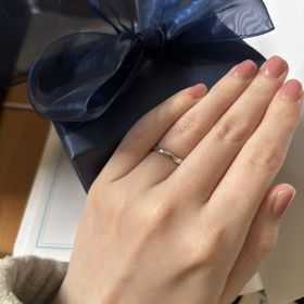 【銀座ダイヤモンドシライシの口コミ】 指輪のデザインは私はシンプルかつ、少しダイヤモンドも散りばめてあるゴ…