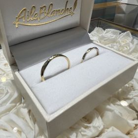 【AileBlanche(エールブランシェ)】の口コミ 捻れるように二つの色が溶け合い、見る角度によって表情を変えるのに、指に...