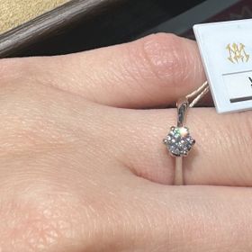 【モニッケンダム(MONNICKENDAM)】の口コミ 王道の一粒ダイヤを試着させていただきました。モニッケンダムならではの輝...