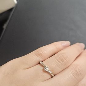 【アイプリモ(I-PRIMO)の口コミ】 ねじれのあるデザインが魅力的です。ソリティアタイプですが、左右につい…