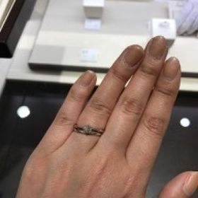 【俄(にわか)の口コミ】 エンゲージは真ん中にダイヤがある一粒タイプのものです。シンプルですが…