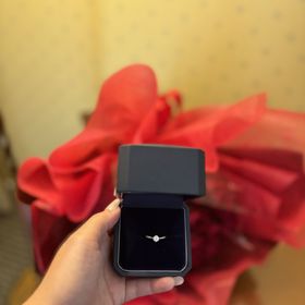 【銀座ダイヤモンドシライシ】の口コミ この指輪は、指が短く太めな私の手でも、指全体をすっきりと細く見せてくれ...