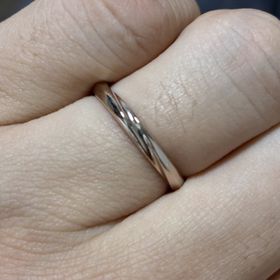 【アイプリモ(I-PRIMO)の口コミ】 素材はブラウンゴールドです。妻は、プラチナかピンクゴールドの指輪を希…