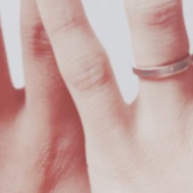 【PePe(ペペ)の口コミ】 お店の中にあった数種類の指輪で気になるものをいくつかはめてみたけど、…