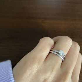 【銀座ダイヤモンドシライシの口コミ】 アシンメトリーのデザインになっており、色々な角度から楽しめます。スト…