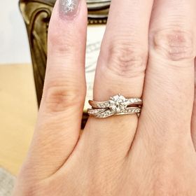【ケイウノ ブライダル(K.UNO BRIDAL)の口コミ】 メレダイヤモンドがキラキラしていてつけていて婚約指輪と
重ね付けしなく…