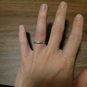 【銀座ダイヤモンドシライシの口コミ】 デザインがよく付けやすい。家事をしていても引っかかりにくそうなデザイ…