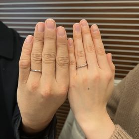 【Ankhore(アンクオーレ)の口コミ】 シンプルですが、王道のストレートの指輪でラインが斜めに入っているので…