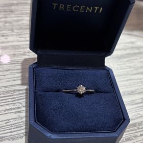 【TRECENTI(トレセンテ)の口コミ】 1石タイプのVenusを選びました。とてもシンプルなデザインですが、ダイヤ…