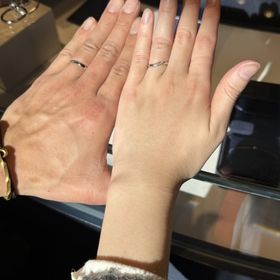 【銀座ダイヤモンドシライシの口コミ】 ウェーブがあり、キラキラしておりシンプルでとても可愛い。
指に馴染みや…