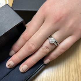 【ラザール ダイヤモンド(LAZARE DIAMOND)の口コミ】 指輪のデザイン
中心のダイヤモンドとそれを取り囲む小粒のダイヤがキラキ…