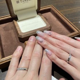 【TANZO.(鍛造指輪)の口コミ】 Vカットによって指の形が綺麗に見えます。
また、スターダストとダイヤの…