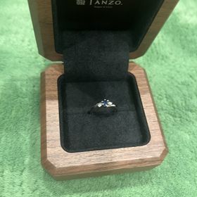 【TANZO.(鍛造指輪)の口コミ】 独特なデザインで、中心のサファイアをダイヤモンドが引き立ててくれてい…