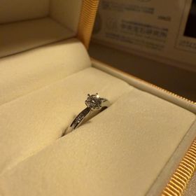 【ケイウノ ブライダル(K.UNO BRIDAL)の口コミ】 指輪のデザインがいいです。
輝きや質の良さ、手にした時の高揚感は他ブラ…