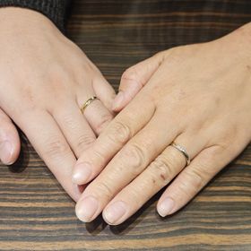 【AMATSU(アマツ)】の口コミ 槌目加工とシンプルな鏡面仕上げの石座の２つの表情、斜めに交差するプラチ...