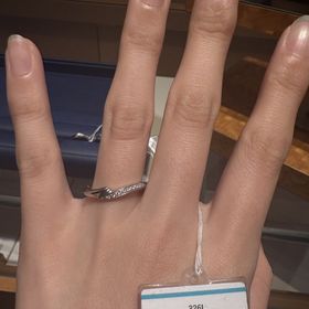 【銀座ダイヤモンドシライシの口コミ】 ストレートだとしっくりこないものがあり、V字やウェーブのデザインの指輪…