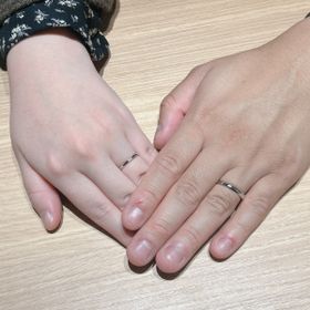 【HOSHI no SUNA 星の砂(ほしのすな)の口コミ】 シンプルなデザインの指輪がいいなと思っていたため、落ち着きがありなが…