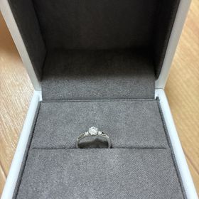 【BIJOUPIKO(ビジュピコ)の口コミ】 シンプルなデザインだからこそ、美しさが際立つ指輪だと思います。彼女の…