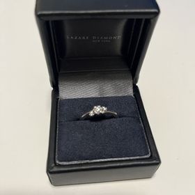 【ラザール ダイヤモンド(LAZARE DIAMOND)の口コミ】 少しウェーブがかかったようなデザインで、着用した時に指が綺麗に見える…