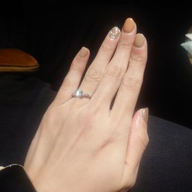 【モニッケンダム(MONNICKENDAM)の口コミ】 ウェーブのデザイン、ダイヤが左右に2石ずつあり、特別感があるところです…