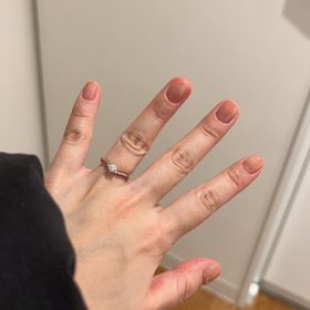 【ケイウノ ブライダル(K.UNO BRIDAL)の口コミ】 シンデレラの指輪とのことで、ダイヤの横にブルーの石が付いたものです。…