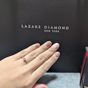 【ラザール ダイヤモンド(LAZARE DIAMOND)の口コミ】 私の手がとても綺麗に見えたから選びました。
少しねじれていて、ダイアモ…