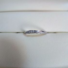 【ケイウノ ブライダル(K.UNO BRIDAL)の口コミ】 気に入っているのは、緩やかな曲線です。緩やかなウェーブデザインが指が…