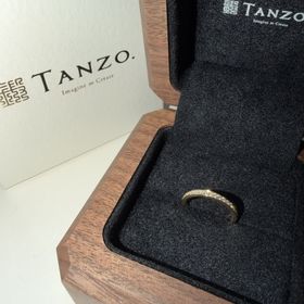 【TANZO.(鍛造指輪)の口コミ】 指輪自体が細く、華奢だがハーフエタニティでダイヤモンドが指の半分埋め…