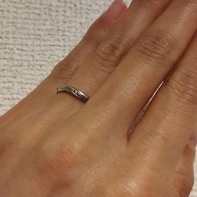 【Pink Dolphin Diamond(ピンクドルフィンダイヤモンド)】の口コミ カラーは王道のシルバー。
少しひねりの動きのあるデザイン。
エレガント...