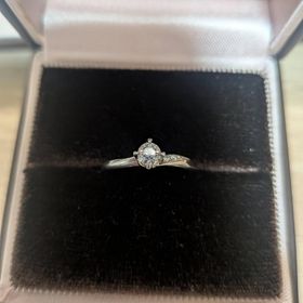 【アイプリモ(I-PRIMO)の口コミ】 センターダイヤモンドの輝きが良いです。アシンメトリーのアームが優しく…