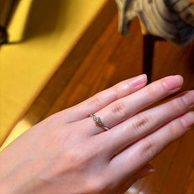 【ROYAL ASSCHER(ロイヤル・アッシャー)の口コミ】 シンプルでありながら上品なデザインで、日常でも特別な日でも身に着けや…